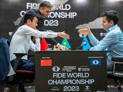 Niepómniashi y Ding durante la última partida del Mundial de Ajedrez, en Astaná este sábado.