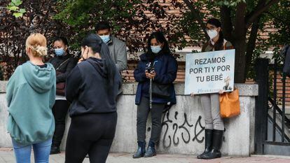 Antiabortistas rezan en septiembre pasado ante una clínica donde se practican abortos en Madrid.