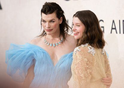 Milla Jovovich y su hija, Ever Anderson, en la gala amfAR de Cannes celebrada en el Hotel du Cap-Eden-Roc, el 26 de mayo de 2022.