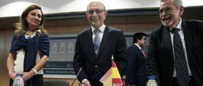Cristóbal Montoro, ministro de Hacienda, rodeado de sus colaboradores durante un Consejo de Política Fiscal.