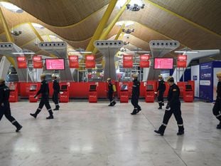 Militares de la Ume en el aeropuerto de Madrid durante una desinfección.