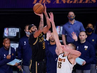 Anthony Davis, ante Jokic, lanza el triple que decidió el partido.