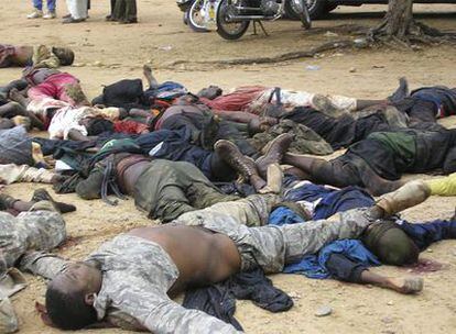 Cadáveres amontonados a la entrada de una comisaría en la ciudad nororiental de Bauchi.