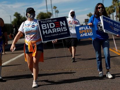 Varias personas promueven el voto, en Phoenix (Arizona) el 31 de octubre.