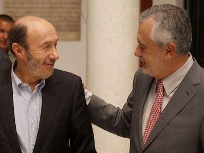 Alfredo Pérez Rubalcaba y José Antonio Griñán, esta tarde en la sede del PSOE de Andalucía.