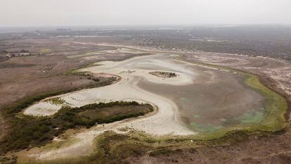 Vista aérea de la laguna de Santa Olalla, el pasado 9 de agosto de 2023, captada por la Estación Biológica de Doñana, dependiente del CSIC.