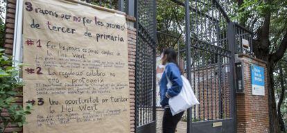 Cartel contra las pruebas en la escuela Bosc, en Barcelona  