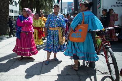 Mujeres pertenecientes a la comunidad tarahumara, en Ciudad de México.