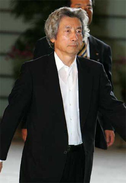 El primer ministro japonés, Junichiro Koizumi, a su llegada a una reunión de urgencia con su Gabinete.