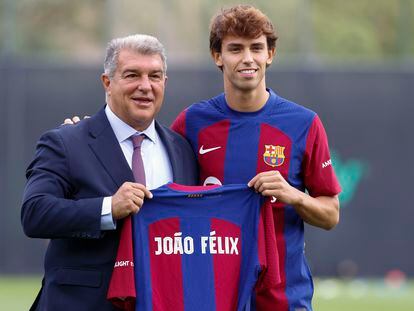 El presidente del Barcelona Joan Laporta y el delantero portugués Joao Félix, la semana pasada durante la presentación del futbolista como nuevo jugador del FC Barcelona en la Ciudad Deportiva Joan Gamper.