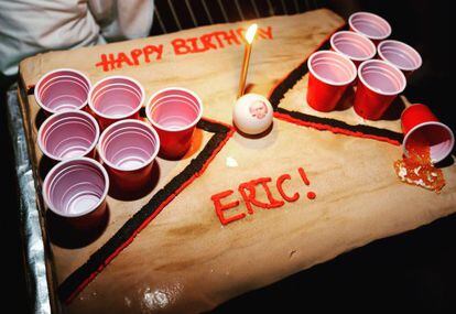La cantante y actriz Jessica Simpson celebró el cumpleaños de su esposo Eric Johnson con una tarta que simulaba el juego 'beer pong'. La tarta elaborada con helado fue la sorpresa de la noche.
