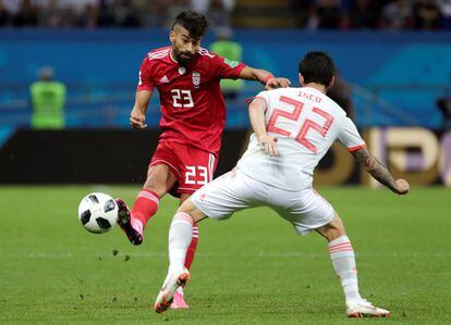 El defensa iraní Ramin Rezaeian (i) y el centrocampista español Isco.
