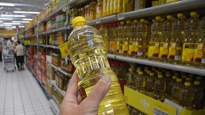 Botellas de aceite de girasol en un supermercado de Madrid, en una imagen de archivo.