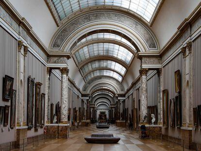 Una galería del Louvre, este miércoles, vacía a consecuencia de la pandemia de coronavirus.