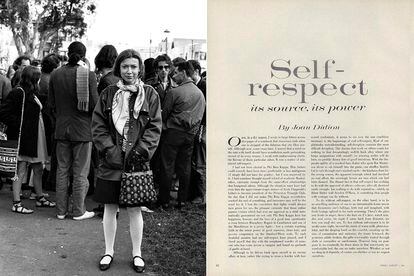 Joan Didion, fotografiada en el 67 mientras preparaba ‘Arrastrarse hacia Belén’. A la derecha, su ensayo ‘Sobre el amor propio’, publicado en ‘Vogue’ en 1961.