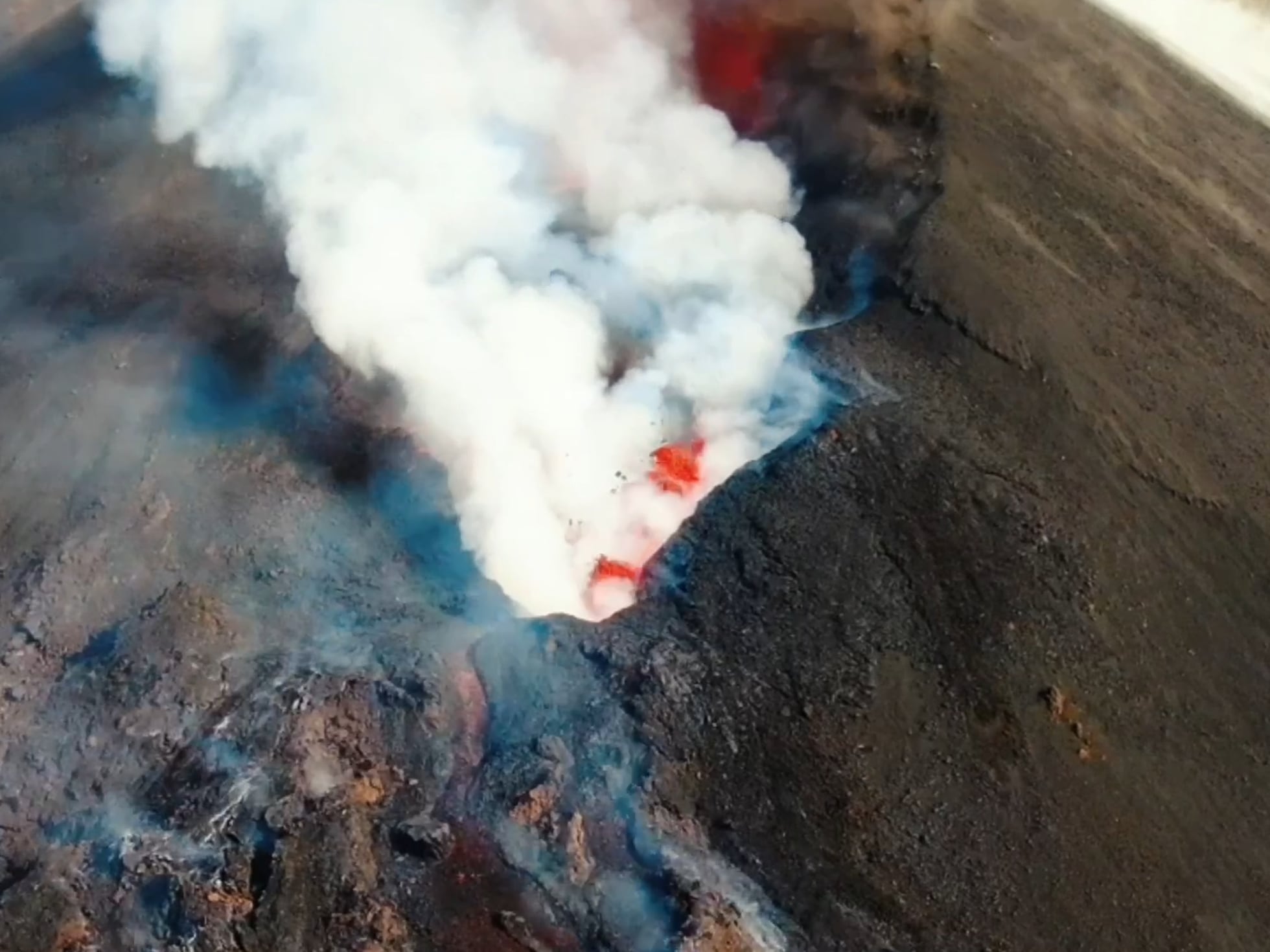 Vídeo, Cascos especiales y medidores de explosividad para estudiar los  gases del volcán de La Palma, Vídeos