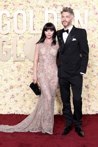 La actriz Christina Ricci, con vestido de Fendi, y su marido, el director Mark Hampton. Ella estaba nominada a mejor actriz de reparto por la serie 'Yellowjackets'.