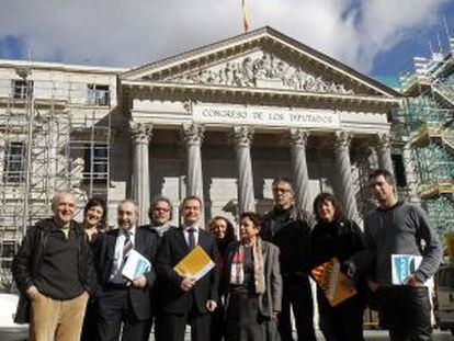 Los portavoces del BNG, ERC y Amaiur, entre otros, posan ante el Congreso.