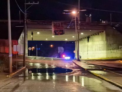 Los cuerpos de dos policías estatales de San Luis Potosí colgados en un puente vehicular de Zacatecas.