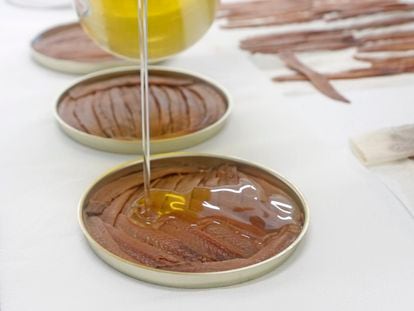 Las anchoas Hazas recibieron en 2020 la distinción Great Taste. En la imagen, proporcionada por la empresa, una lata durante el proceso de envasado.