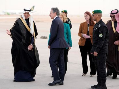 El secretario de Estado de EE UU, Antony Blinken (en medio) recibido por el rey Jalid a su llegada a Riad, capital de Arabia Saudí, este lunes.