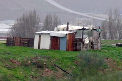 Chabola en la que estuvo retenida la menor, en el vertedero del Arroyo de San Serván.