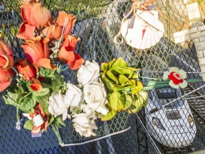 Ramos de flores en una valla de seguridad recuerdan a los fallecidos en el accidente a la altura de la curva de Angrois (Santiago).