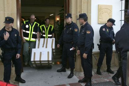 29 de marzo de 2006.<br>La policía se incauta de cajas de documentación tras el registro efectuado en el ayuntamiento de Marbella.