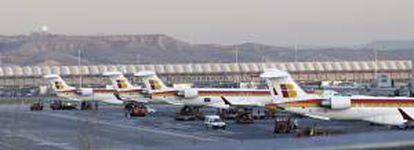 Varios aviones de Iberia en el aeropuerto de Barajas, el pasado jueves. EFE/Archivo