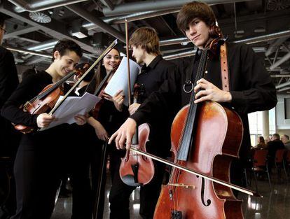 Varios jóvenes preparan su actuación dentro del programa del Festival Musika-Música.
