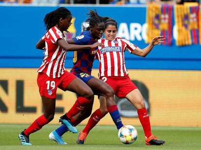 La barcelonista Oshoala (c), entre las atléticas Tounkara (i) y Robles, en un partido de la Liga Iberdrola. EFE