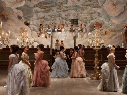 Fotograma de la película 'El arca rusa', que se desarrolla en Palacio de Invierno de San Petersburgo y en la que aparece el personaje de Astolf de Custine. 