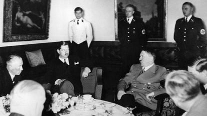 Adolf Hitler recibe al rey Carol II de Rumanía (en el centro) en su residencia de Obersalzberg (Alemania), en noviembre de 1938.