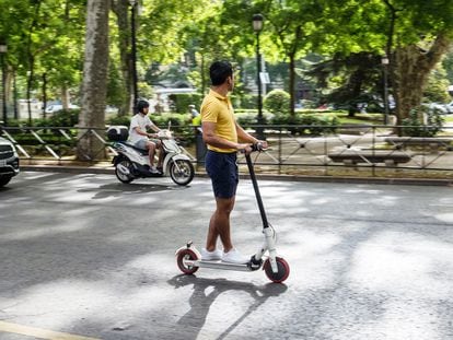 Una persona circula en patinete eléctrico por una calle de Madrid