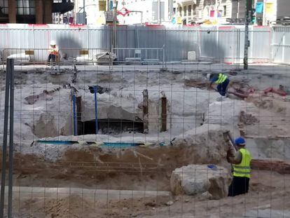 Pozo de acceso original a la estación de metro de Gran Vía que ha aparecido este martes.