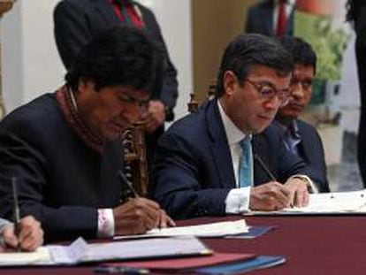 El mandatario boliviano, Evo Morales (i), y el presidente del Banco Interamericano de Desarrollo (BID), Luis Alberto Moreno, participan este miércoles 14 de agosto de 2013, en la firma de contratos de préstamo por más de 140 millones de dólares con el Gobierno de ese país.