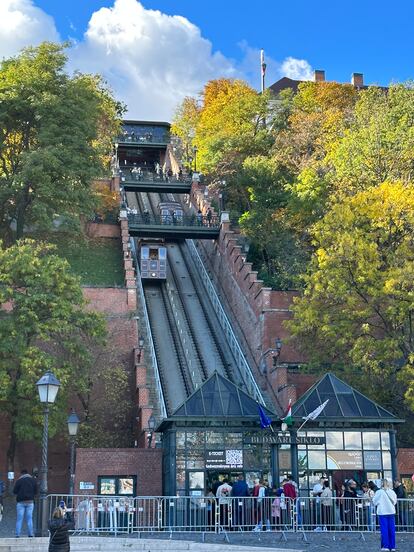 El Funicular de la Colina del Castillo de Budapest o Budavári Sikló.