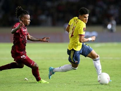 Jhon Murillo persigue al colombiano Luis Díaz en un partido de calificación al mundial de Qatar 2022, en marzo del año pasado.