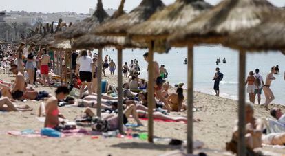 Turistas en una playa de Palma de Mallorca