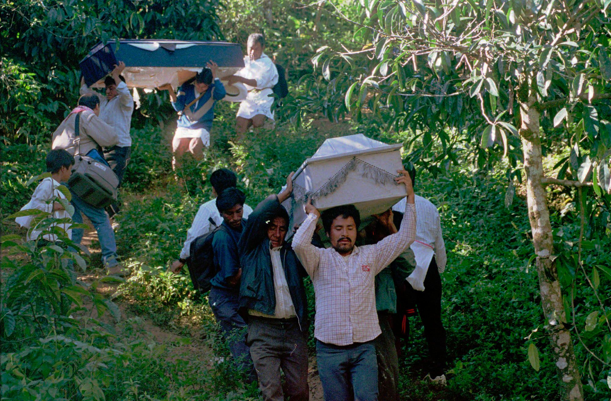 Familiares de los masacrados en Acteal cargan sus féretros, el 25 de diciembre de 1997.