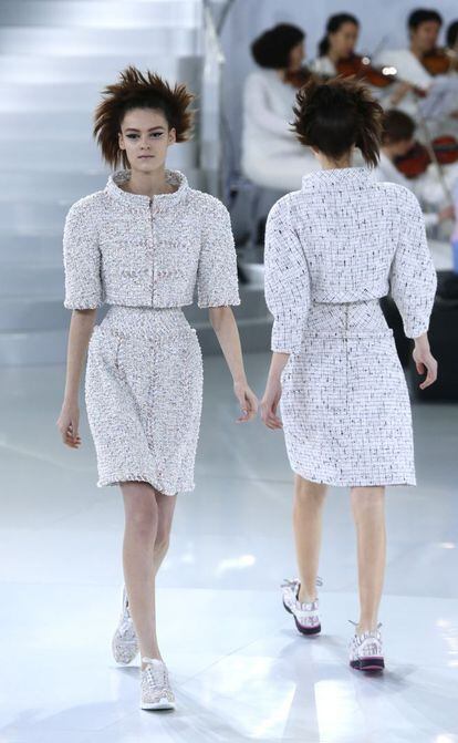 El diseñador Karl Lagerfeld, director creativo de Chanel desde 1983, se apunta al rejuvenecimiento de la alta costura: todas las modelos del desfile (incluida la novia) llevaban zapatillas deportivas. Eso sí, realizadas por el zapatero artesano Massaro en encajes y pieles exóticas.