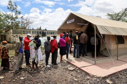 Varias personas hacen cola para recibir la vacuna de la covid-19 en el hospital público de Narok, en Kenia, el 1 de diciembre de 2021.