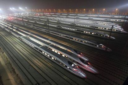 Trenes de alta velocidad realizan una prueba en una estación de manteniemiento en Wuhan (China).