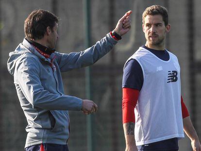 &Iacute;&ntilde;igo Mart&iacute;nez atiende al entrenador Ziganda durante su primer entrenamiento con el Athletic.