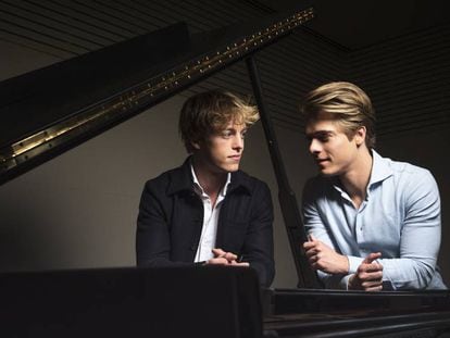 Los pianistas Lucas, a la izquierda, y Arthur Jussen, un fenómeno musical en Holanda, en L’Auditori de Barcelona.