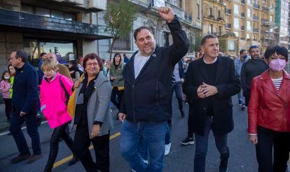 Desde la izquierda, Josep Rull, Carme Forcadell, Dolors Bassa, Oriol Junqueras, Arnaldo Otegi y Maddalen Iriarte en las calles de San Sebastián, este sábado en una manifestación para exigir el acercamiento de presos.