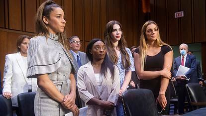 Las gimnastas Aly Raisman, Simone Biles, McKayla Maroney y Maggie Nichols, después de una comparecencia en el Senado en septiembre de 2021.