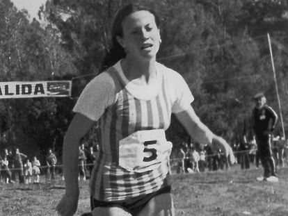 Carmen Valero, en una prueba de cross en 1977.
