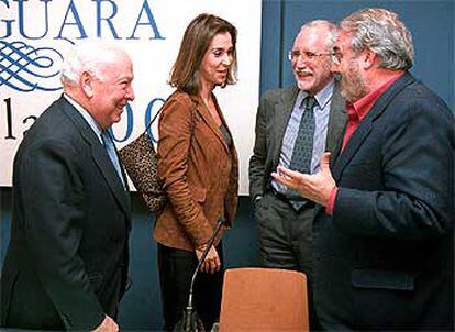 Jesús de Polanco, Carmen Posadas, Luis Mateo Díez y Manuel Gutiérrez Aragón, ayer, durante el fallo del VI Premio Alfaguara de Novela.