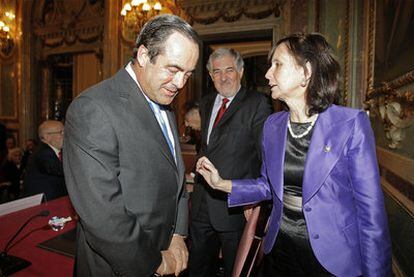 El presidente del Congreso, José Bono, habla con María Emilia Casas, presidenta del Tribunal Constitucional, en presencia del fiscal general del Estado, Cándido Conde-Pumpido.